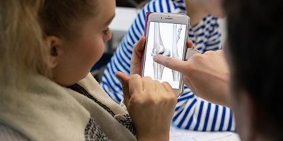 Students use mobile quizzes to study and test themselves. Image courtesy of Raija Törrönen.