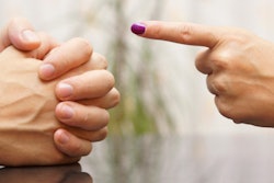 2020 01 13 21 27 4998 Finger Pointing Woman Man 400