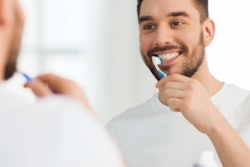 2019 11 14 19 00 2954 Man Brushing Teeth 400