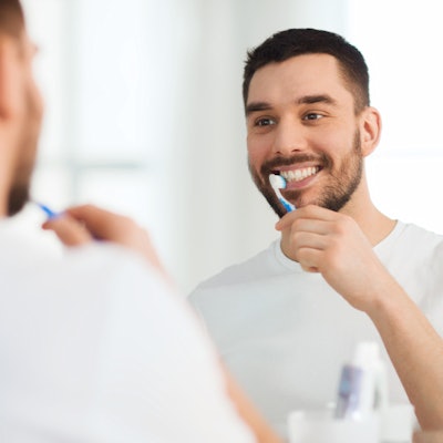 2019 11 14 19 00 2954 Man Brushing Teeth 400