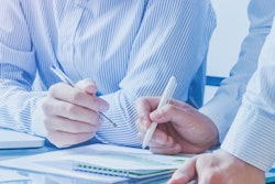 2021 11 24 00 19 8761 Men Working Business 400