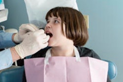 2022 05 31 16 00 8982 Dentist Girl Bib 400