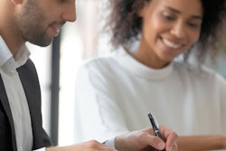 2022 08 30 19 08 3626 Business Contract Signing 400