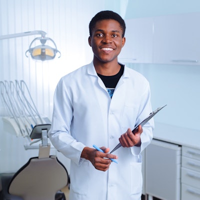 2022 09 09 15 35 7439 Young Dentist Man 400