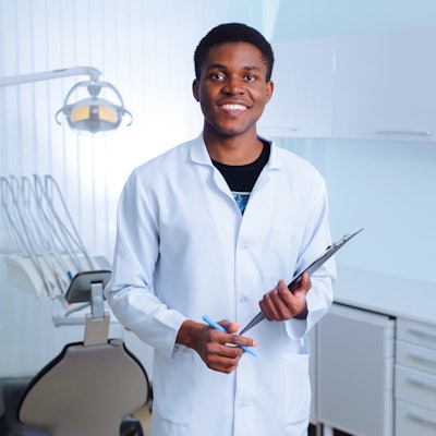 2022 09 09 15 35 7439 Young Dentist Man 400