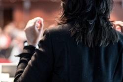 2022 11 04 18 42 1834 Business Woman Speaker 400