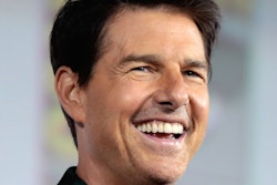 2022 11 10 16 10 0837 2022 11 10 Tom Cruise Celebrity Smiles 400