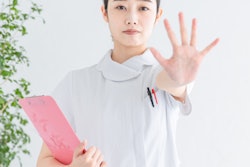 2021 08 20 21 57 6033 Woman Stop 400