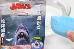 The 'Jaws' bath bomb. Image courtesy of the japanesestuffchannel/YouTube.