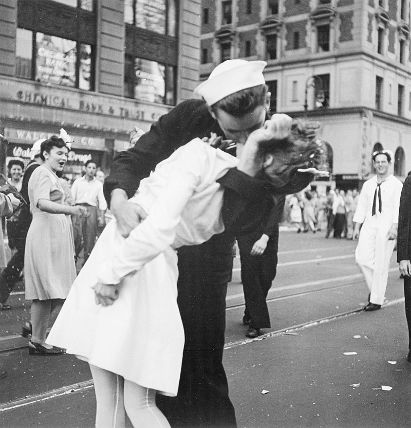 Famed model of WWII sailor, dental assistant kiss on view in Neb