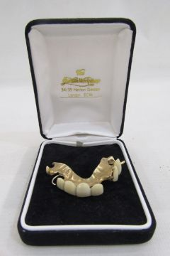 Partial upper gold-mounted denture designed for Sir Winston Churchill. Image courtesy of the Cotswold Auction Company.