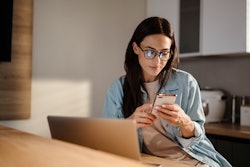 Woman Smartphone Drobot Dean