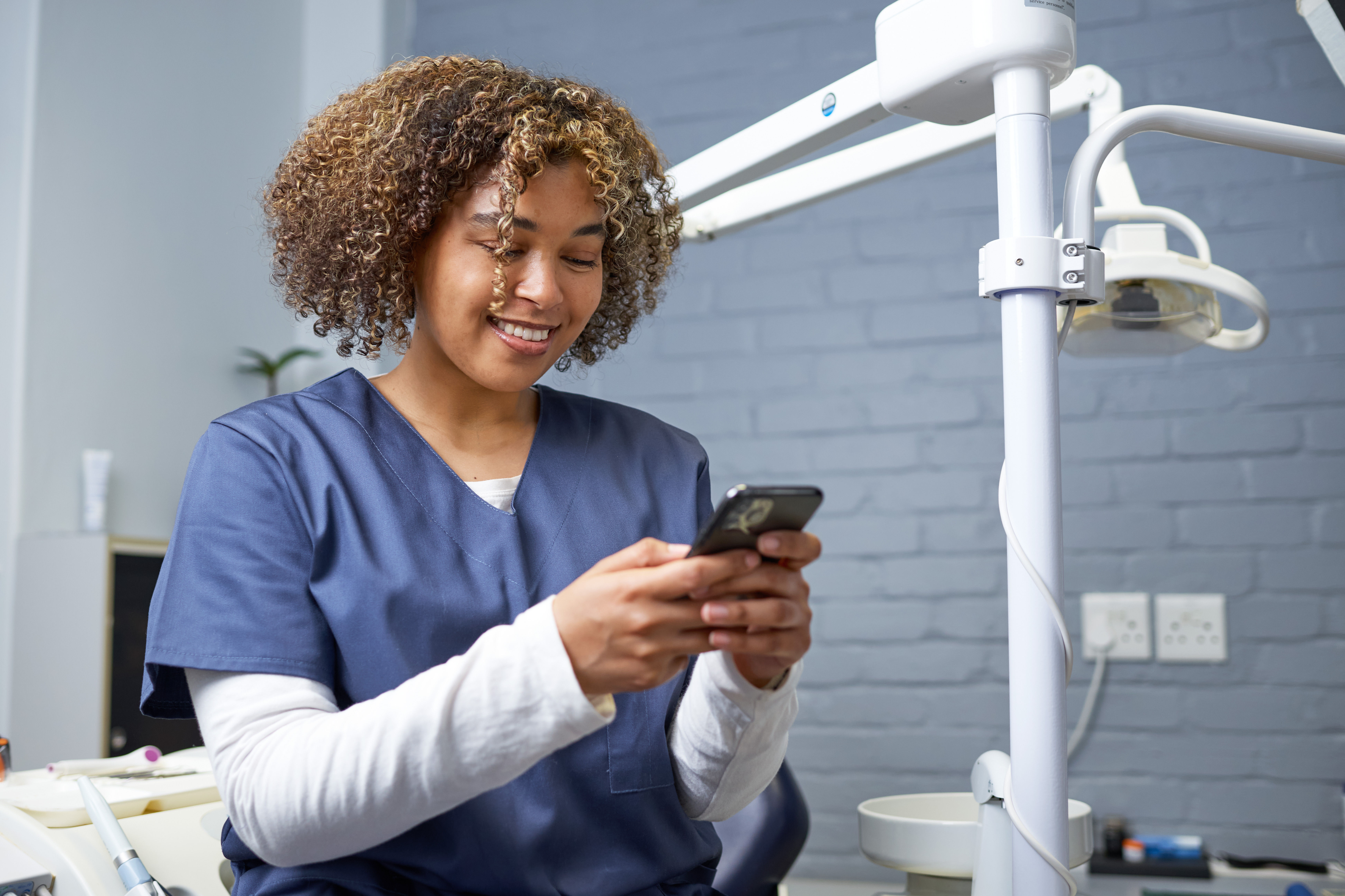 Dental Asst Smartphone Meeko Media