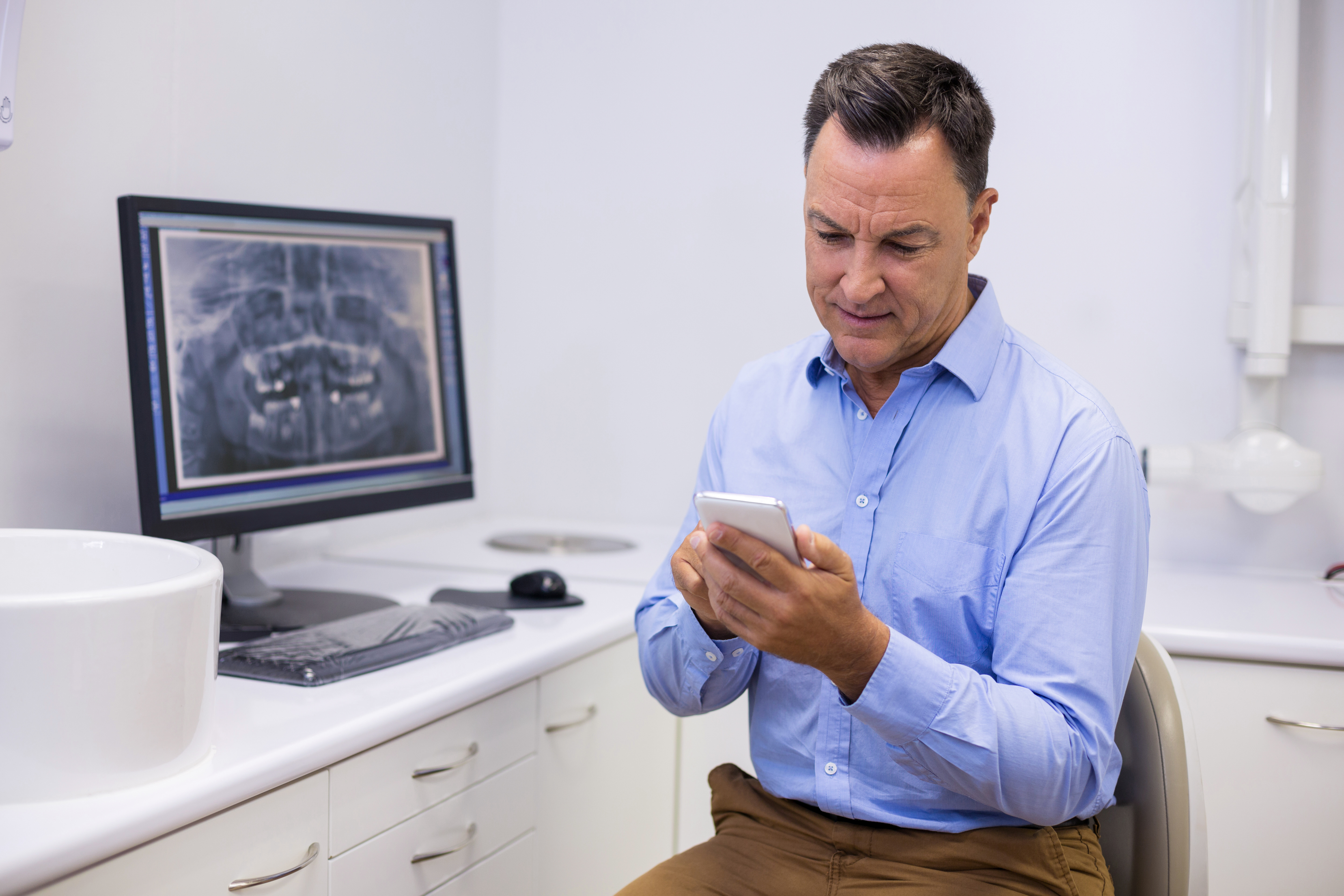 Dentist Calling Phone Wavebreakmedia Micro
