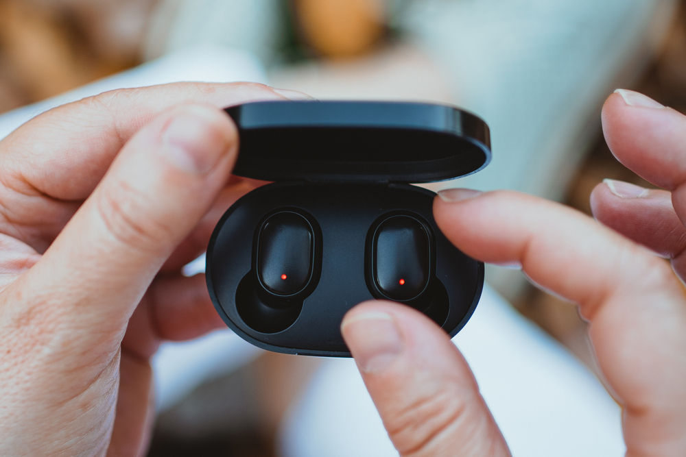 Earbuds Shutterstock Pablo Rasero