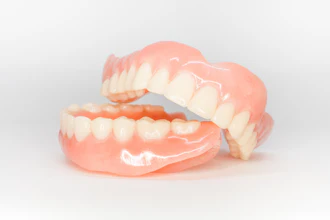 Set of dentures, with the upper prosthesis resting on the mandibular prosthesis.